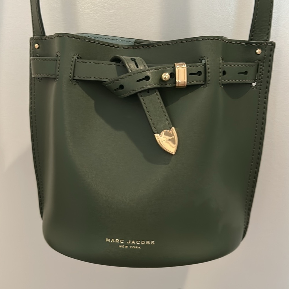 Mark Jacobs, small leather bucket, bag, belt, detail, green gently used purse